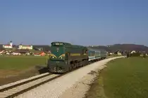 Am 22. März 2013 ist 664 110 mit LP 3815 (Murska Sobota - Maribor) bei Velika Nedelja unterwegs. 