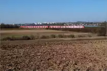 Zwischen Stadt und Feld - 

Die S-Bahn auf der Remsbahn trennt optisch die bebaute Landschaft von den Feldern im unteren Bildteil. Oben die Waiblinger Hochhaussiedlung Korber Höhe, links der Stadtteil Beinstein.

04.03.2022 (M)