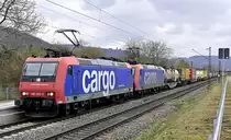 In Doppeltraktion kommen die SBBC 482 032-0 und 482 006-8 samt einem langen Klv durch Weinheim Sulzbach gen Bensheim gefahren am Dienstag den 22.02.2022