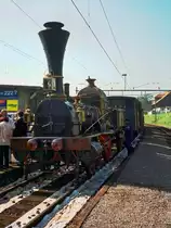 150 Jahre Schweizer Bahnen - Jubiläum 1997.

Die Lok 1'Limmat' der Schweizerischen Nordbahn(SNB) war die erste Lok einer Schweizer Bahn.
Das Original der Lok mit der Achsfolge 2'A war 1847 bei Kessler in Karlsruhe gebaut worden.
Die hier zu sehende Replika entstand 1947.

historisch-Scan

1997-09-19 Küssnacht-am-Rigi 
