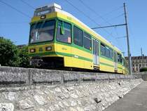 Berner Oberland 2007 - Auf weiten Teilen f�hrt die Strecke der TN von Neuenburg nach Boudry am Neuenburger See entlang. Triebwagen 552 der TN konnte am 22.07.2007 kurz nach der Haltestelle Place Pury abgelichtet werden.