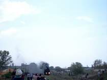Das allj�hrlich stattfindende Dampfloksfest in Wolsztyn erfreut sich gro�er Beliebtheit. Hier kann man die vielen Eisenbahnfreunde sehen, die aus ganz Polen und Deutschland zu diesem Spektakel angereist sind.

1. Mai 2004, Wolsztyn