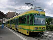 Berner Oberland 2007 - Die Strecke der TN f�hrt von Neuenburg am gleichnamigen See nach Boudry mitten in den Neuenburger Weinbergen. Triebwagen Beh 4/4 502 hat nach nur 20 min Fahrzeit sein Ziel Boudry erreicht, und nach guten 5 min Wendezeit wird er wieder zur�ck nach Neuenburg fahren.