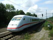 ICE 2 f�hrt mit hoher Geschwindigkeit auf Gleis 4 durch den Bhf. Wattenscheid nach Berlin Ostbahnhof,n�chster Halt ist Bochum Hbf.Das Gleis 4 in Richtung Bochum ist f�r Regio-Halt und 
Durchfahrtsgleis f�r den Fernverkehr.(18.08.2007)