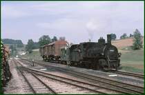 Nach Abwarten eines Gegenzuges setzte der GmP mit nur noch zwei Rollschemeln die Bergfahrt Richtung Gross Gerungs fort. (Archiv 09/75)