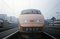 1984, Paris Gare de Lyon. Ein TGV der ersten Generation kam gerade �ber die neu er�ffnete Schnellfahrstrecke Paris-Lyon an seinem Ziel an. Seinerzeit war das alles eine Sensation. Hinweis: eingescanntes Dia
