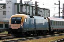 Was wohl die Ursache f�r den kaputten Scheibenwischer ist? Gesehen am 18. August an der 1047 009 vor dem IC647 bei der Einfahrt in den Bahnhof Wels.