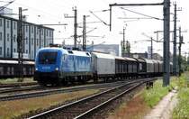 Die dienst�lteste �BB Werbelok (1016 023 - Kyoto) unterwegs mit einem kurzen G�terzug bei der Einfahrt in den Bahnhof Wels am 18. August 2007 