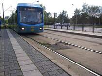 Variobahn Nr. 604 kommt als Linie 5 nach Gablenz in die Haltestelle Robert-Siewert-Stra�e eingefahren.