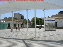 Estaci� Intermodal, oberirdischer Teil. In etwa an der Stelle des Fotostandpunktes war bis August 2005 noch der erst 1999 errichtete Bahnsteig. Jetzt wurde nach Abschlu� der tiefgreifenden Erdarbeiten �ber die gesamte Fl�che bis zu neu errichteten Gaspar Banassar Br�cke ein Park mit Gr�nfl�chen sowie ein Kinderspielplatz errichtet. Foto: 01.07.2007