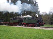 Lok GES 11 und GES 16 am 25.04.2004 auf einer Fotosonderfahrt von T�bingen nach M�nsingen auf der Hohenzollerischen Landesbahn, hier in der N�he von Hardt. Man beachte, dass bei Lok 11 trotz des Steigungsreichen Abschnitts die Sicherheitsventile bla�en. Ein Lob an den Heizer. Lok 11 ist �brigens 1911 in der Maschinenfabrik Esslingen gebaut worden, Lok 16 wurde 1928 bei AEG gefertigt. Beide sind ehemalige HZL-Lokomotiven, geh�ren heute aber der Gesellschaft zur Erhaltung von Schienenfahrzeugen