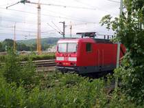 143 904 steht am 22.05.2004 im Abstellbereich des Bw T�bingen. Mit ihrem von B�schen verdeckten Regionalexpress wird sie sich bald auf den Weg nach Stuttgart machen.