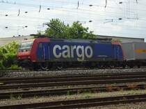 482 026-2 der SBB-Cargo mit einem G�terzug in Koblenz-L�tzel.Aufgenommen am 19.5.07