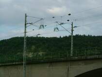 Hier zu sehen ist der �bergang vom lux. Stromnetz zum deutschen. Er befindet sich auf der Br�cke �ber die  Sauer , genau in der Mitte. 
Sehen kann man auch eine Art  Sicherheit , wo die Pantos der Lok runtergedr�ckt werden. Aber ich kenn mich hier nich so aus, vlei kann einer mit Bahnausdr�cken aufwarten? Man lernt ja nie aus.