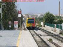 Haltestelle Pont d�Inca Nuo mit durchfahrender Garnitur nach Manacor bestehend aus 61-35 / 61-36 (hinten) und 61-37 / 61-38 als f�hrendem Triebwagen. Foto: 25.06.2007