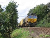 Eine Class 66 der DLC ist mit einem G�terzug am 19.08.2007 bei K�nigswinter unterwegs.