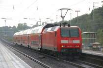146 002-1 als RE2 mit Doppelstockwagen im Bahnhof Recklinghausen Hbf im Regen unterwegs am 17.08.2007.