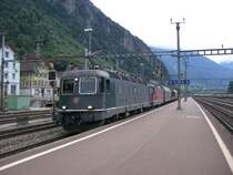 Re 6/6 11675 am 16.08.2007 in Erstfeld mit einer Re 4/4 und 4 G�terwagen!