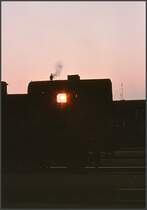 Irgendwann geht auch die sch�nste Reise zu Ende. Hier noch ein letztes Bild von einem Sonnenuntergang im F�hrerstand einer 93er in Waidhofen a.d.Thaya. (Archiv 09/75)