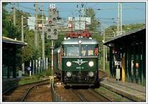 EZ 6993  Erlebniszug Wachau  von  St.Valentin nach Wien S�dbahnhof am 18.8.2007 bei der Durchfahrt in Wien Penzing. Bespannt wurde dieser Zug ab Krems a.d. Donau mit dem Gep�cktriebwagen 4061.13.