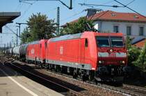 185 011-4 zieht am 26.07.07 mit einer weiteren Schwestermaschine einen Kesselwagenzug aus dem Bahnhof Stuttgart-Untert�rkheim.