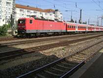 Die BR 143 666-2 mit einer RB bei der einfahrt in den Regensburger HBF am 14.08.2007