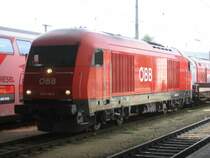 2016 039-6 wartet mit ein paar Wagen fast unter dem Parkdeck im Hauptbahnhof Krems an der Donau am 28.7.2007 um 11.19