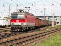 1044 109 hat mit einem G�terzug gerade Wels Hbf durchfahren und biegt auf den Passauer Ast ab (18.8.2007)