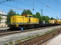 LW 203.001  Edelwei�  der Firma Leonhard Weiss am 19.5.07 bei Bauarbeiten in Taunstein. Lok zieht einen Arbeitszug mit MFS-40 Wagen inkl. zweier Schutzwagen der DGT.