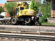 Ein Atlas Bagger der  DGT  bei Bauarbeiten in Traunstein am 19.5.07 hebt elegant sowohl Stra�en- als auch Schienenfahrwerk ab (Gleisjoch wohl zu schwer).