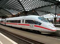 Ein ICE3 (403) zeigt sich sauber und gl�nzend im K�lner Hbf.