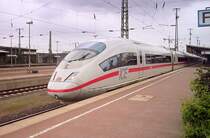 Eine 403 im Bahnhof Dortmund, wo sie ihre fahrt als ICE613 nach M�nchen Hbf beginnen wird. Sommer 2006