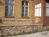Ein ehemaliges Gep�ck- und Fahrrad Abfertigungshaus am Bahnhofsgeb�ude Werder (Havel)