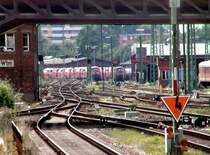 Abgestellte Dieselloks der BR 218 im Bw L�beck.
Der Fortschritt der Elektrifizierung, l�sst sich schon an einigen
Masten erkennen.
Aufn Aug. 2007