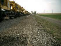 Blick zur Spitze des Zuges (RU 800 der Firma Eurailpool). Maschine ist abger�stet und abfahrbereit Richtung �stereich.
Aufnahme zwischen Wallersdorf und Otzing (KBS 931).