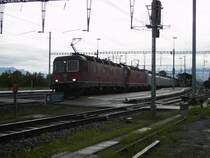 Die beiden Re 6/6 11626 und 11616 warten mit ihrem Ganzzug 73612, beladen mit Holzschnitzel die Ausfahrt der S 8 ab.

Pf�ffikon Sz 20.08.07