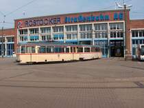 Triebwagen 46 mit Beiwagen 156 auf dem Betriebsgel�nde der Rostocker Stra�enbahn AG am 08.08.2007