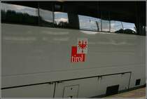 Anstelle des �BB Logos  schm�ckt  das Landeswappen des Bundeslandes Tirol die Seiten der Innsbrucker Talents. Hier am 4024 070 am 30.06.07 in Kufstein.