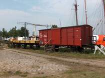 Die Kleindiesellokomotive K� 4701 und drei G�terwagen des Mecklenburgischen Eisenbahn Vereins stehen im Eisenbahnmuseum  Lokschuppen  im Stadthafen von Rostock. 08.08.2007