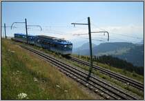 R�ckfahrt nach Arth-Goldau, kurz nach Verlassen der Station Rigi Kulm. Interessant: Der Stromabnehmer ist unten! (20.07.2007)