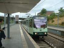Wagen 7574 der SWB/SSB f�hrt aus K�ln kommend in die Station Buschdorf ein und wird danach seine Fahrt in Richtung Bad Godesberg fortsetzen.