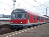 Ein Regionalexpress mit einem Steuerwagen der Bauart Karlsruhe verl�sst den Stuttgarter Hbf. Am Zugende schiebt eine Lok der BR 111 ordentlich an.