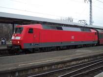 120 102 im Stuttgarter Hauptbahnhof, am Haken hat sie schweizerische Eurocitywagen.