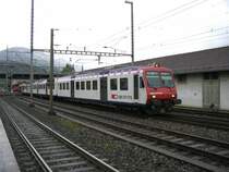 Ein SBB-Triebzug als S3 nach Luzern bei der Ausfahrt aus Brunnen. (16.08.2007)