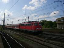 110 324 f�hrt am 14.08.2007 in Regensburg zum Bahnsteig.