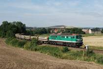 232 405 (V300 002) der Wismut mit �G 66235 bei Raitzhain. Im Hintergrund sind noch die �berreste einer Kegelhalde zu sehen. (23.07.2007)