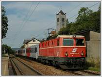Eine der letzten f�nf blutorangen Maschinen der Rh 1044 konnte ich am 18.08.2007 auf der FJB antreffen. Das Foto zeigt die 1044.040 mit dem REX 2114 „Waldviertel Kurier“ auf der Fahrt nach Gm�nd bei der Durchfahrt in Greifenstein-Altenberg.