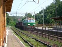 ET 22 mit G�terzug durchf�hrt am 20.7.2007 den Bahnhof Miezdroje in Richtung Swinem�nde.