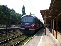 EN57 2025ra nach Swinem�nde am 20.7.2007 in Miezdroje auf Gleis 1.