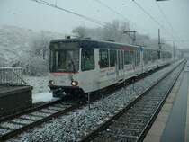 Wagen 2302 der KVB zusammen mit 2301 , der dieselbe Vollwerbung tr�gt bei der Einfahrt in die Station Buschdorf.
